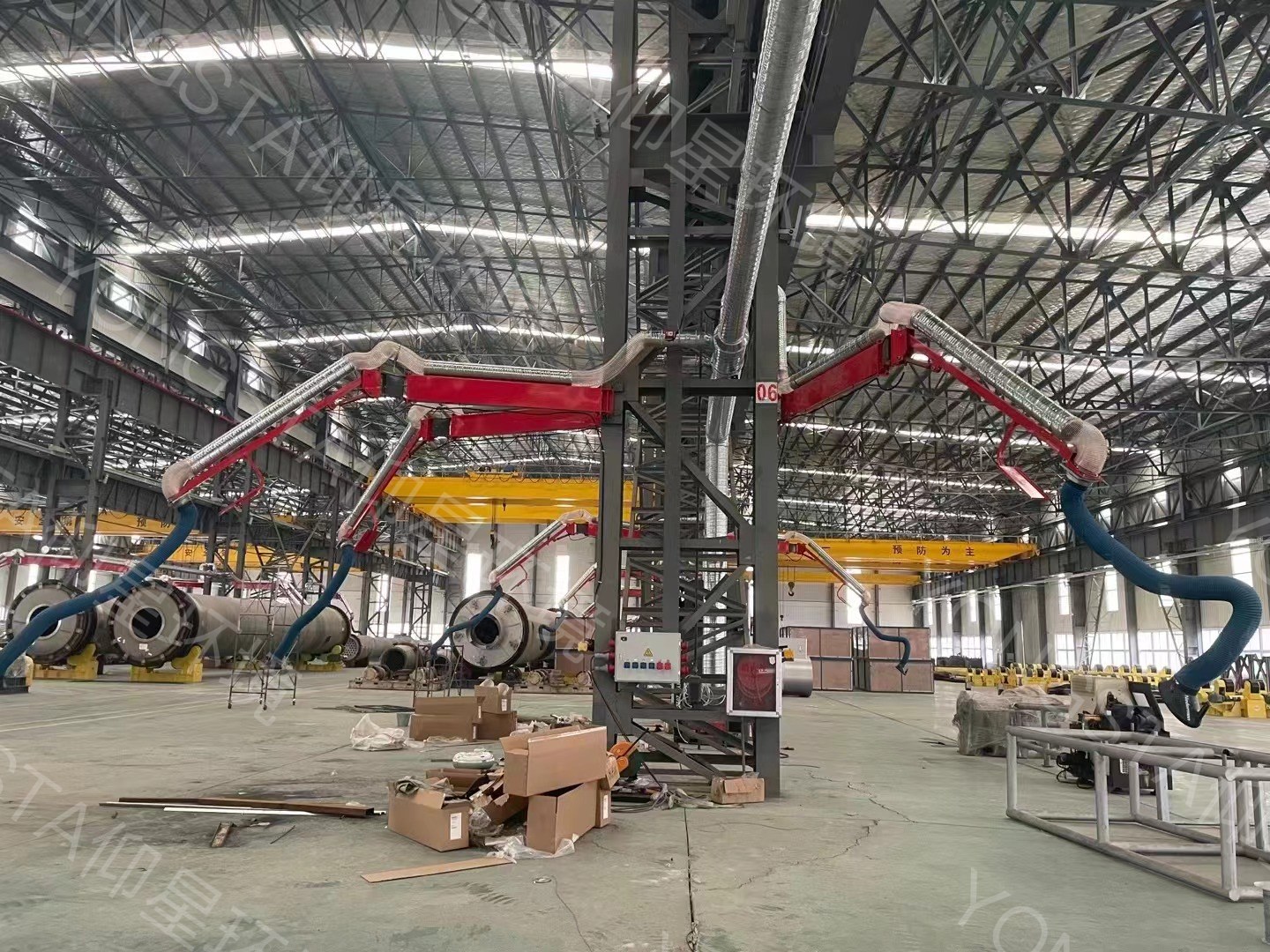 重工焊接车间全景:红色延长臂支架与蓝色柔性吸气臂覆盖各焊接工位